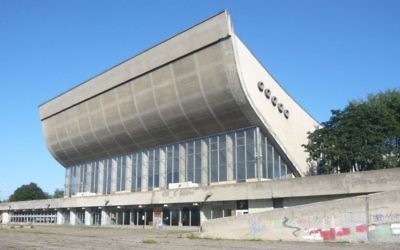 Le Palais des concerts et des sports de Vilnius, un complexe fermé depuis une décennie, pourrait devenir un centre de conférences, en Lituanie. (Crédit : Flickr Commons via JTA)
