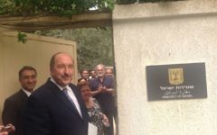Le directeur du ministère des Affaires étrangères, Dore Gold, assistant à la cérémonie de réouverture de l'ambassade d'Israël au Caire, en Egypte, le mercredi 9 septembre 2015. (Crédit : Ministère des Affaires étrangères)