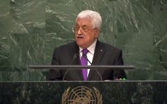 Rencontre entre le dirigeant palestinien Mahmoud Abbas et le ministre français des Affaires étrangères Laurent Fabius au Caire le 18 juillet 2014. (Crédit : AFP / PPO / Thaer Ghanem)