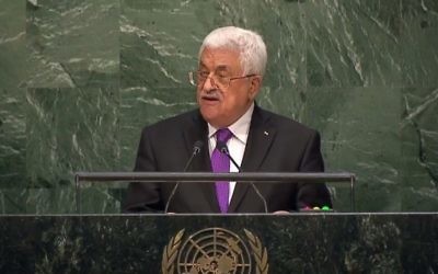 Rencontre entre le dirigeant palestinien Mahmoud Abbas et le ministre français des Affaires étrangères Laurent Fabius au Caire le 18 juillet 2014. (Crédit : AFP / PPO / Thaer Ghanem)