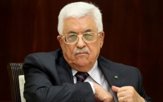 Le président de l'Autorité palestinienne Mahmoud Abbas préside une réunion du Comité exécutif de l'Organisation de libération de la Palestine dans la ville de Ramallah, en Cisjordanie, le 1er septembre 2015. (Crédit : Abbas Momani / AFP) Le président de l'Autorité palestinienne Mahmoud Abbas préside une réunion du Comité exécutif de l'Organisation de libération de la Palestine dans la ville de Ramallah, en Cisjordanie, le 1er septembre 2015. (Crédit : Abbas Momani / AFP)