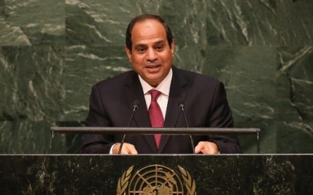 Le président égyptien Abdel Fattah al-Sissi devant la 70e Assemblée générale des Nations Unies, à New York, le 28 septembre 2015. (Crédit : John Moore/Getty Images/AFP)