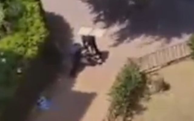 Une image tirée de la vidéo qui montre un Israélien éthiopien s'écrouler sous le coup d'un taser (Capture écran : Deuxième chaîne) Une image tirée de la vidéo qui montre un Israélien éthiopien s'écrouler sous le coup d'un taser (Capture écran : Deuxième chaîne)