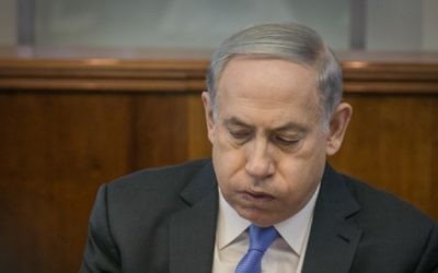 Le Premier ministre Benjamin Netanyahu dirige la réunion hebdomadaire du cabinet au bureau du Premier ministre à Jérusalem, le 20 septembre 2015 (Crédit photo: Ohad Zwigenberg / Pool)