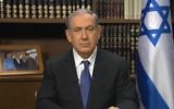 Le Premier ministre Benjamin Netanyahu s'adressant  aux Juifs américains à propos de l'accord nucléaire avec l'Iran dans une webconférence en direct, le mardi 4 août 2015 (Capture d'écran)