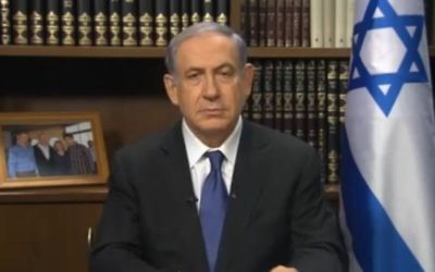 Le Premier ministre Benjamin Netanyahu s'adressant  aux Juifs américains à propos de l'accord nucléaire avec l'Iran dans une webconférence en direct, le mardi 4 août 2015 (Capture d'écran)