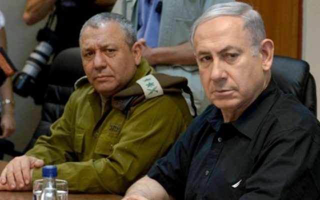 Le Premier ministre Benjamin Netanyahu (à droite) avec le chef d'état-major de Tsahal Gadi Eisenkot lors d'une visite à la frontière nord d'Israël le 18 août 2015 (Crédit photo: Amos Ben Gershom / GPO) Le Premier ministre Benjamin Netanyahu (à droite) avec le chef d'état-major de Tsahal Gadi Eisenkot lors d'une visite à la frontière nord d'Israël le 18 août 2015 (Crédit photo: Amos Ben Gershom / GPO)
