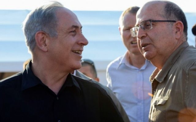 Le ministre de la Défense Moshe Yaalon (à droite) et le Premier ministre Benjamin Netanyahu à la frontière d'Israël avec la Jordanie, le 6 septembre 2015. (Crédit : Haim Zach / GPO)