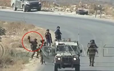 Des images tournées en Cisjordanie le 25 septembre 2015, montrant apparemment un soldat de Tsahal jetant au sol une caméra appartenant à des journalistes de l'AFP (Capture d'écran: YouTube)