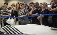 La  famille et les amis d'Alexander Levlovitz assistent à ses funérailles, le 16 septembre 2015.  (Crédit : Hadas Parush/Flash90)