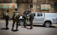 Des soldats israéliens dans la ville de Hébron en Cisjordanie, le 10 juillet 2015 (Crédit photo: Garrett Mills / Flash90)