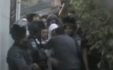 Les forces de sécurité israéliennes escortant cinq étudiants d'une yeshiva hors d'une maison palestinienne à Hébron le 3 août  2015, où ils s'étaient réfugiés après que leur présence dans la ville cisjordanienne ait déclenché des émeutes. (Crédit : Capture d'écran site Web NRG)