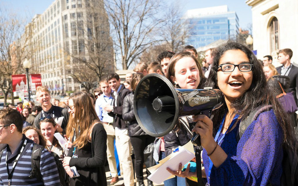Amna Farooqi (à droite de la photo) amène les élèves J Street U à une manifestation contre Hillel international en marge de la conférence de J Street U, à Washington, le 23 mars 2015 (Crédit : Moshe Zusman / JTA) Amna Farooqi (à droite de la photo) amène les élèves J Street U à une manifestation contre Hillel international en marge de la conférence de J Street U, à Washington, le 23 mars 2015 (Crédit : Moshe Zusman / JTA)