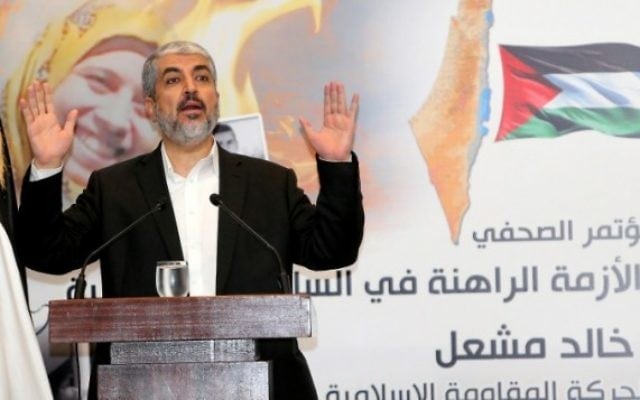 Khaled Meshaal, dirigeant politique en exil du mouvement islamiste terroriste palestinien du Hamas, pendant une conférence de presse dans la capitale qatarie, Doha, le 7 septembre 2015. (Crédit : Karim Jaafar/Al-Watan Doha/AFP) Khaled Meshaal, dirigeant politique en exil du mouvement islamiste terroriste palestinien du Hamas, pendant une conférence de presse dans la capitale qatarie, Doha, le 7 septembre 2015. (Crédit : Karim Jaafar/Al-Watan Doha/AFP)
