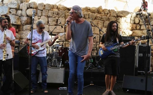 Le chanteur juif américain Matisyahu au Festival de Musique sacrée dans la Vieille Ville de Jérusalem, le 4 septembre 2015 (Crédit : Eric Cortellessa/Times of Israel) Le chanteur juif américain Matisyahu au Festival de Musique sacrée dans la Vieille Ville de Jérusalem, le 4 septembre 2015 (Crédit : Eric Cortellessa/Times of Israel)