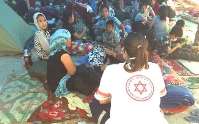 Une secouriste de MDA, Tal Rabin, portant de l'aide à la population locale népalaises déplacée à Katmandou. (Crédit : Autorisation Magen David Adom) Une secouriste de MDA, Tal Rabin, portant de l'aide à la population locale népalaises déplacée à Katmandou. (Crédit : Autorisation Magen David Adom)