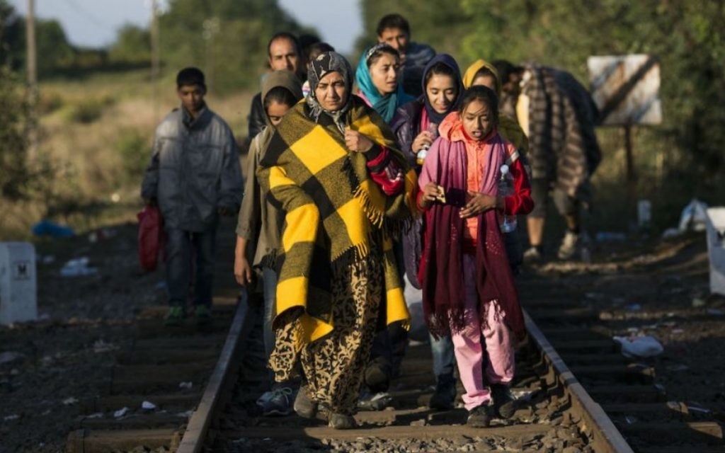 Des migrants marchant le long d'une autoroute près du village de Roszke au sud de la Hongrie le 7 septembre 2015 (Photo: Matt Cardy / Getty Images / via JTA)