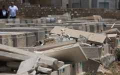 Des pierres tombales profanées au cimetière du mont des Oliviers le 23 juin 2015 (Crédit photo: Yonatan Sindel / Flash90)