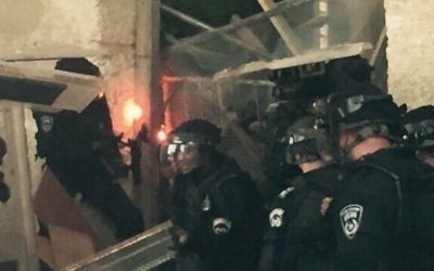 Des policiers examinent une barricade mise en place par les Palestiniens sur le mont du Temple, à Jérusalem, le 13 septembre 2015 (Photo: Porte-parole de la police)