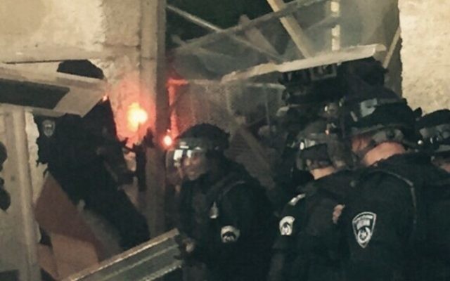 Des policiers examinent une barricade mise en place par les Palestiniens sur le mont du Temple, à Jérusalem, le 13 septembre 2015 (Photo: Porte-parole de la police)