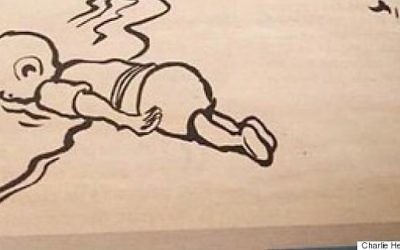 Une nouvelle caricature de Charlie Hebdo dépeignant l'enfant syrien noyé, Aylan Kurdi, qui a été publié le 9 septembre 2015 (Crédit : Charlie Hebdo)
