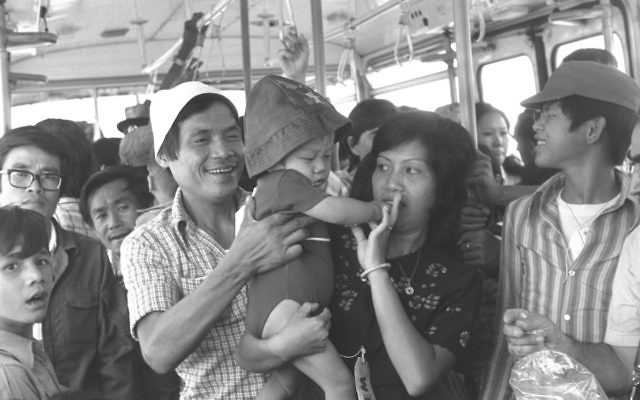 Réfugiés nouvellement arrivés du Vietnam dans un bus de l'aéroport Ben Gurion, le 26 juin 1977 (Moshe Milner/GPO)