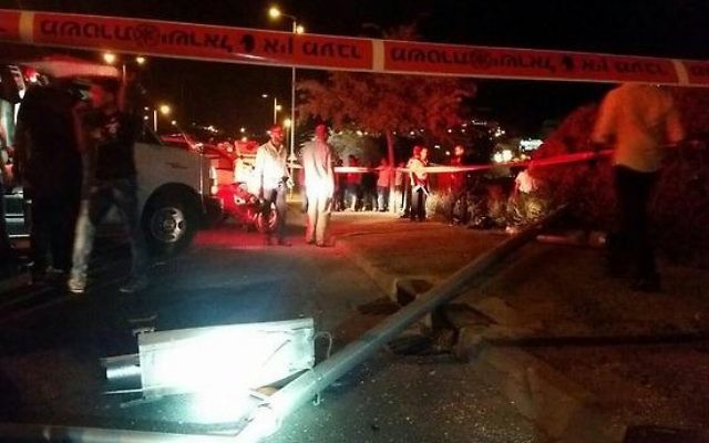 La scène de l'accident le 13 Septembre 2015 résultant d'une attaque de jet de pierre à Arnona, Jérusalem au cours de laquelle un homme a été grièvement blessé. (Crédit : Arik Abulof / Jérusalem Services d'incendie et de secours) La scène de l'accident le 13 Septembre 2015 résultant d'une attaque de jet de pierre à Arnona, Jérusalem au cours de laquelle un homme a été grièvement blessé. (Crédit : Arik Abulof / Jérusalem Services d'incendie et de secours)