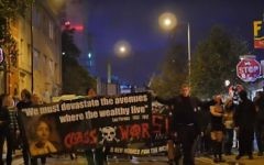 Des manifestants anti-gentrification dans Shoreditch, Londres, le 26 septembre 2015 (Crédit : Capture d'écran YouTube)