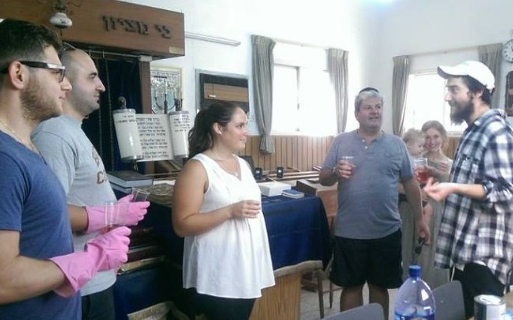 Rabbi Eli Naiditch, à droite, et les bénévolescélébrant la rénovation de la synagogue Hug Hacham Hasofer sur Bar Kokhba 18, a Tel Aviv, en septembre 2015. (Crédit : Autorisation Eli Naiditch)
