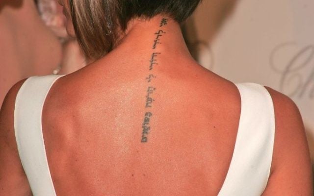 Le tatouage de Victoria Beckham en hébreu qui signifie « Je suis à mon bien-aimé et mon bien-aimé est à moi (Crédit : Via Shutterstock) Le tatouage de Victoria Beckham en hébreu qui signifie « Je suis à mon bien-aimé et mon bien-aimé est à moi (Crédit : Via Shutterstock)