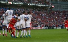 Le milieu de terrain du Pays de Galles Gareth Bale (à droite) tente un coup franc sans succès durant le match de qualification du groupe B pour l'Euro 2016 entre le Pays de Galles et Israël au Cardiff City Stadium à Cardiff, dans le sud du Pays de Galles, le 6 septembre 2015 (Crédit ; AFP / GEOFF CADDICK)