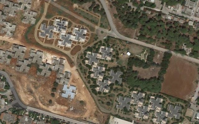 Un quartier de la ville italienne de Specchiolla, où les villas prises du ciel, ressemblent aux croix gammées nazies. (Crédit : capture d'écran Google Maps) Un quartier de la ville italienne de Specchiolla, où les villas prises du ciel, ressemblent aux croix gammées nazies. (Crédit : capture d'écran Google Maps)