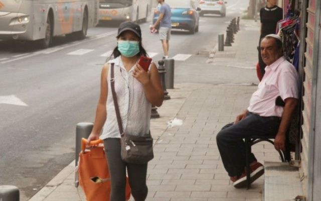 Une femme portant un masque devant sa bouche lors d'une journée poussiéreuse à Tel Aviv le 9 septembre 2015 (Crédit photo: Flash90) Une femme portant un masque devant sa bouche lors d'une journée poussiéreuse à Tel Aviv le 9 septembre 2015 (Crédit photo: Flash90)