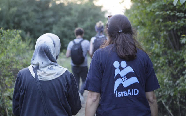 Les réfugiés syriens en chemin vers la frontière hongroise accompagné d''israAID (Crédit : Autorisation IsraAId) Les réfugiés syriens en chemin vers la frontière hongroise accompagné d''israAID (Crédit : Autorisation IsraAId)