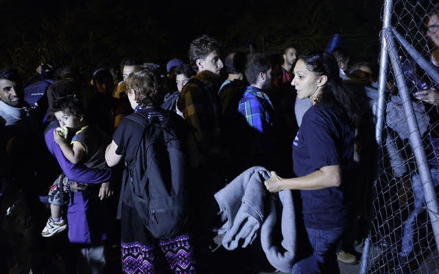 Les réfugiés syriens en chemin vers la frontière hongroise accompagné d''israAID (Crédit : Autorisation IsraAId) Les réfugiés syriens en chemin vers la frontière hongroise accompagné d''israAID (Crédit : Autorisation IsraAId)