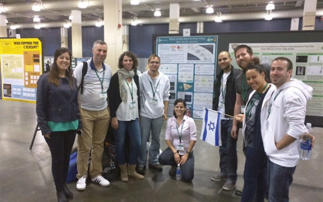 L'équipe des étudiants de l'Université de Ben Gurion lors de la compétition iGEM (Crédit : Ben-Gurion University of the Negev) L'équipe des étudiants de l'Université de Ben Gurion lors de la compétition iGEM (Crédit : Ben-Gurion University of the Negev)