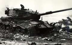 Un char israélien détruit pendant les premiers jours de la guerre de Kippour (Crédit : Wikimedia Commons)