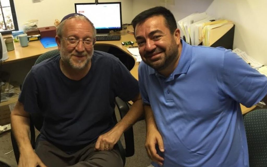 Yossi Klein Halevi (à gauche) et l'imam Abdullah Antepli, à l'Institut Hartman (DH/Times of Israel)