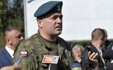 Le colonel Artur Talik, commandant d'une unité de l'armée, répondant à des journalistes lors d'une conférence de presse le 28 septembre, 2015 Walbrzych où le "train nazi", une légende de la Seconde Guerre mondiale est recherché. La zone où le train nazi est censé être caché est maintenant clôturée et gardée  (Crédit : AFP PHOTO / PIOTR HAWALEJ)