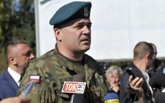 Le colonel Artur Talik, commandant d'une unité de l'armée, répondant à des journalistes lors d'une conférence de presse le 28 septembre, 2015 Walbrzych où le "train nazi", une légende de la Seconde Guerre mondiale est recherché. La zone où le train nazi est censé être caché est maintenant clôturée et gardée  (Crédit : AFP PHOTO / PIOTR HAWALEJ)