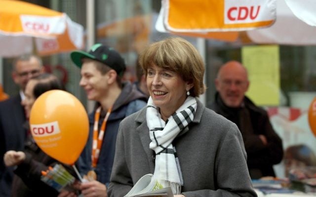 Henriette Reker, une candidate de premier plan pour l'élection du maire de Cologne, en campagne à Cologne, en Allemagne de l'Ouest. Photo prise le 16 octobre 2015. (Crédit : AFP PHOTO / DPA / OLIVER BERG) Henriette Reker, une candidate de premier plan pour l'élection du maire de Cologne, en campagne à Cologne, en Allemagne de l'Ouest. Photo prise le 16 octobre 2015. (Crédit : AFP PHOTO / DPA / OLIVER BERG)