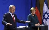 Le Premier ministre Benjamin Netanyahu (à gauche) et la chancelière allemande Angela Merkel pendant une conférence de presse commune à Berlin; le 21 octobre 2015. (Crédit : Tobias Schwarz/AFP)