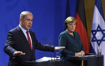 Le Premier ministre Benjamin Netanyahu (à gauche) et la chancelière allemande Angela Merkel pendant une conférence de presse commune à Berlin; le 21 octobre 2015. (Crédit : Tobias Schwarz/AFP)