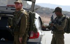 Les soldats israéliens inspectent une voiture palestinienne à un checkpoint près du village cisjordanien de Beit Furik, à l'est de Naplouse le 2 octobre 2015.. (Crédit : Jaafar Ashtiyeh/AFP)