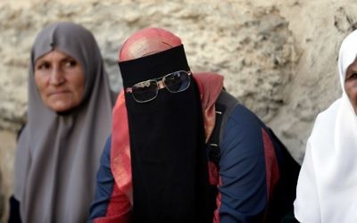 Une femme palestinienne du groupe Murabitat prend part à une manifestation dans le quartier musulman de la Vieille Ville de Jérusalem, le 4 octobre 2015, (Crédit : AFP PHOTO / THOMAS COEX)