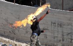 Un Palestinien jette un cocktail Molotov en direction des forces de sécurité israéliennes lors d'affrontements dans le village de Beit Omar, près de Hébron, en Cisjordanie, le 11 octobre 2015. Illustration. (Crédit : Hazem Bader/AFP)