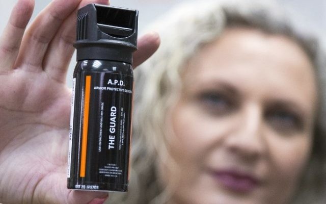 Un employé montre un spray au poivre à un client le 13 octobre 2015 (Crédit : Jack Guez / AFP)