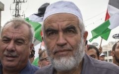 Le dirigeant islamiste Raed Salah pendant une grande manifestation anti-gouvernementale à Sakhnin, le 13 octobre 2015. (Crédit : Jack Guez/AFP)