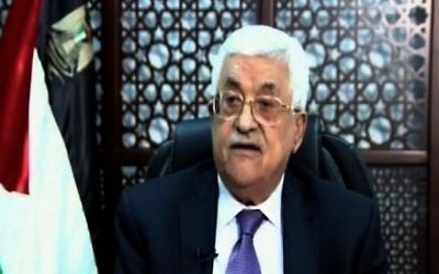 Une capture d'écran de la télévision palestinienne montrant le président de l'AP Mahmoud Abbas prononçant un discours le 14 octobre 2015, dans la ville de Ramallah en Cisjordanie (Crédit : Télévision palestinienne / AFP)