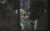 Une photo prise le 3 août 2014 montre Mohammed al-Zawahiri, le frère du chef d'Al-Qaïda Ayman al-Zawahiri, assis dans la cage des accusés lors de son procès et de 68 autres accusés au Caire. Un tribunal égyptien, le 15 octobre 2015 (Crédit : AFP PHOTO / KHALED DESOUKI)